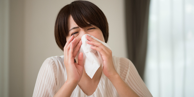 花粉症と蓄膿症の症状に悩む女性