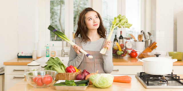 野菜の栄養について考える女性