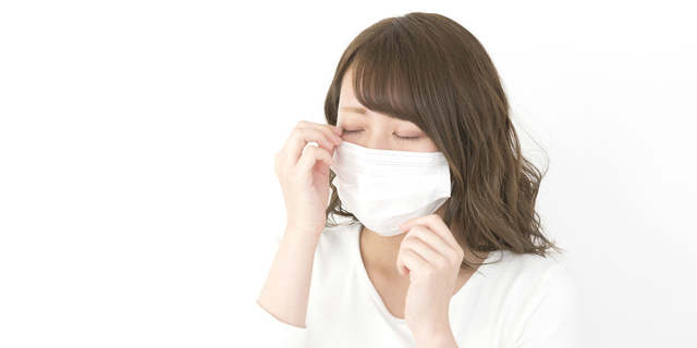 花粉症によるアレルギー性結膜炎に悩む女性