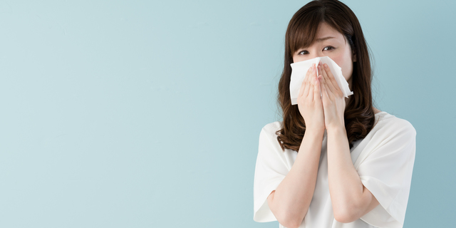 ヒノキ花粉症に悩む女性