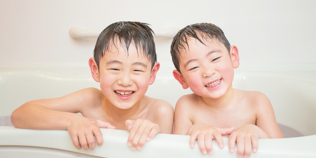 入浴する子供