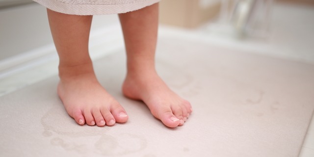 バスマットにのる子供
