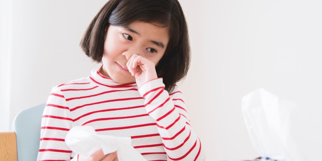 鼻水ななぜ?と考える女の子