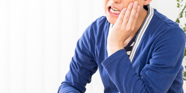 虫歯に悩む男性