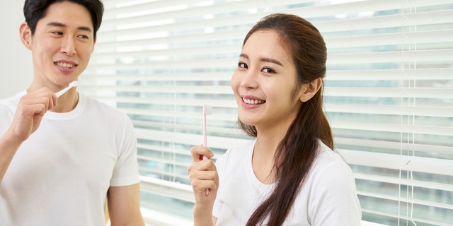 歯磨きする男女