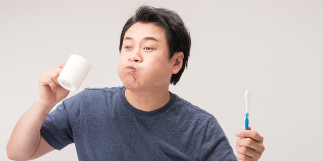 口うがいする男性