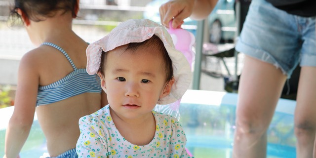 帽子と長袖を着ている子供