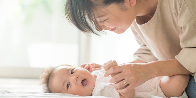 赤ちゃんの面倒を見るお母さん