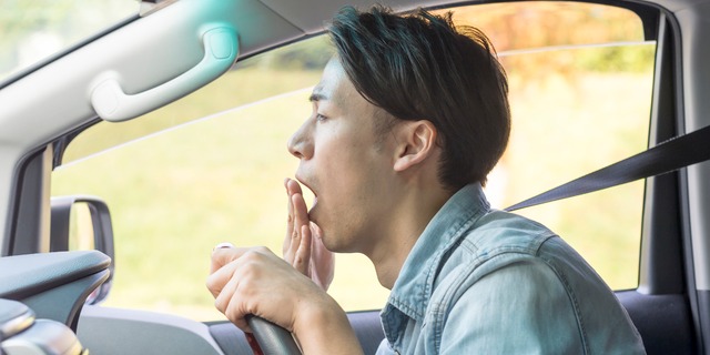 運転中眠くなる男性