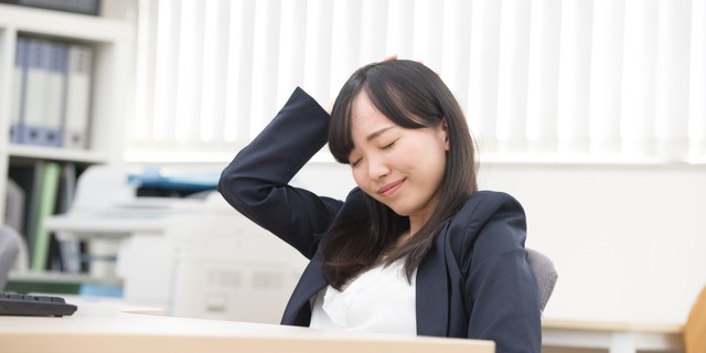 眠そうな女性