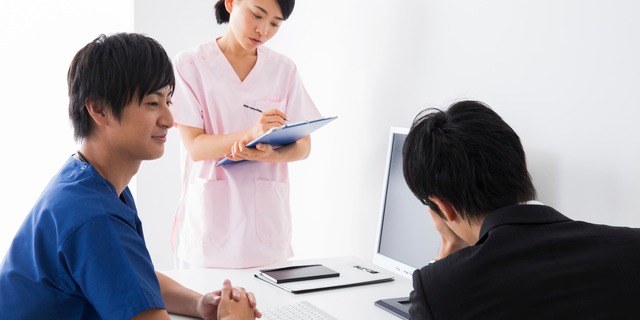 病院での診察を受ける男性