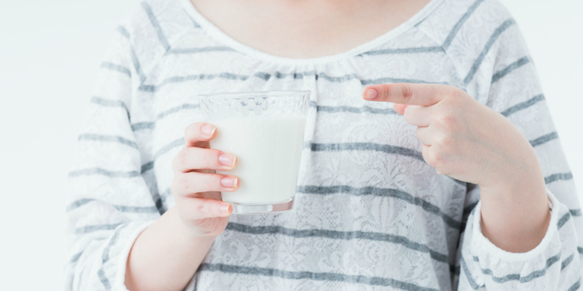 胃痛に牛乳は効果的？