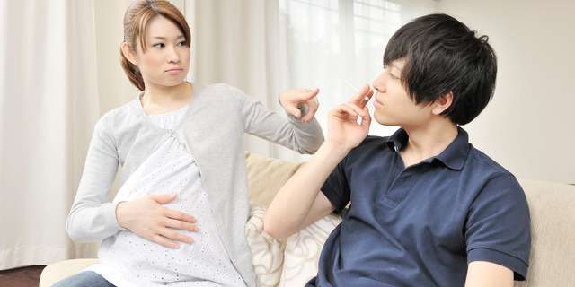 喫煙する夫をもつ妊婦