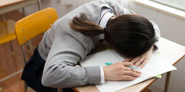 夜間の睡眠が十分でも日中に居眠り…寝ぼけが続く【特発性過眠症】とは