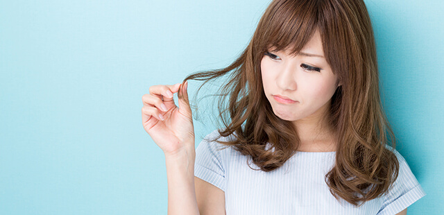 産後に抜け毛が止まらない!産後抜け毛の2つの原因とは?