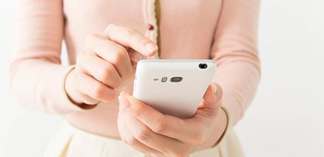 触っていないと落ち着かない…【スマホ依存度】チェック！あなたは何個当てはまる？