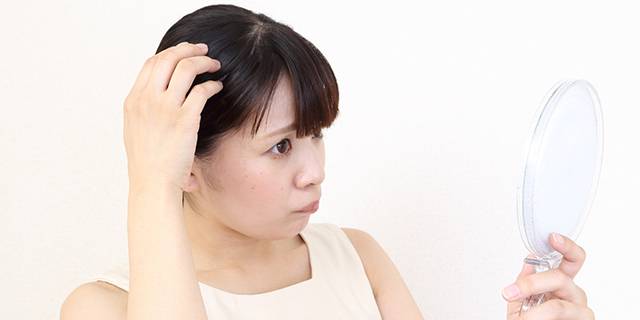 2人に1人が悩んでいる？！「産後の抜け毛」メカニズムを解説！