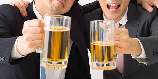 《飲みすぎ要注意！》お酒が薄毛に繋がる!? って本当？