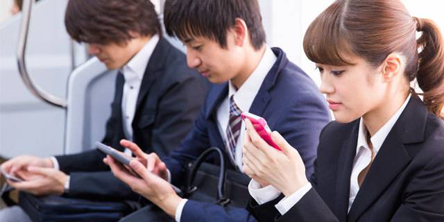 スマホで老眼になる? 話題の『スマホ老眼』を医師が解説!