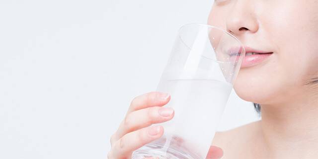 健康な体を保つには、水を1日にどれくらい飲むのが正解？