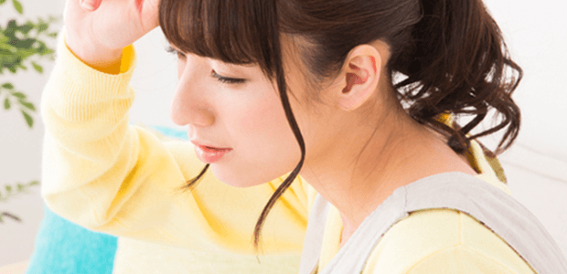 生理中にやってくるつらい頭痛…痛みを和らげる対処法は？