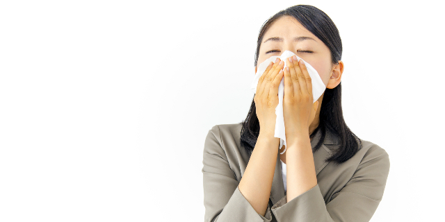 鼻をかむ女性